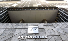 STF manda Petrobras abastecer navios iranianos parados no Brasil