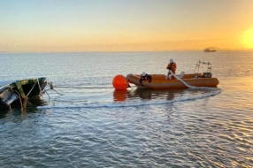 Marinha interrompe tráfego no canal do porto de Rio Grande e avalia como retirar embarcação naufragada