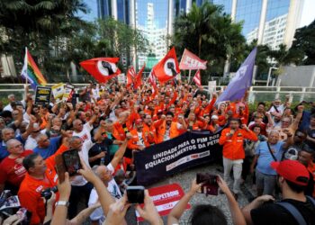 Participantes do PPSP fazem protesto pelo fim do PED em frente ao Edisen