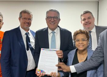 Frente Parlamentar entrega relatório com propostas para retomada da indústria naval brasileira